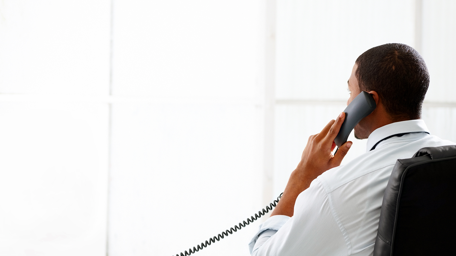 Bild eines Geschäftsmannes im Büro, der am Telefon spricht