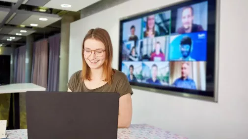 Foto einer Mitarbeiterin, die an einer Videokonferenz teilnimmt