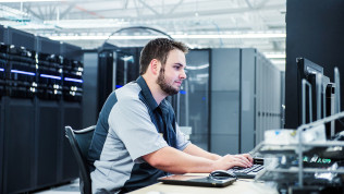 Bild eines IT-Technikers am Computer