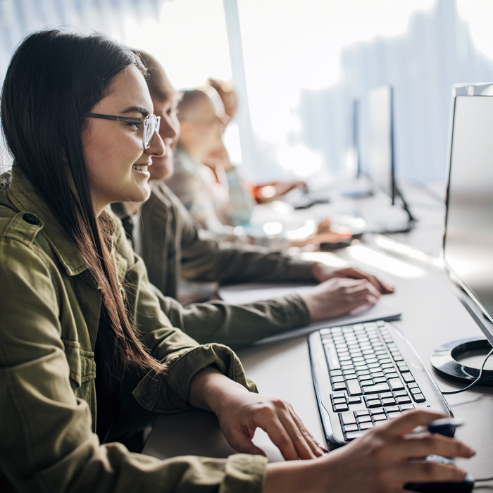 Personen arbeiten am Computer.